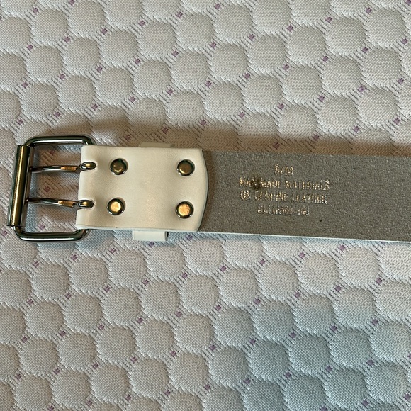 White double grommet leather belt. Small/ medium. - Picture 6 of 9